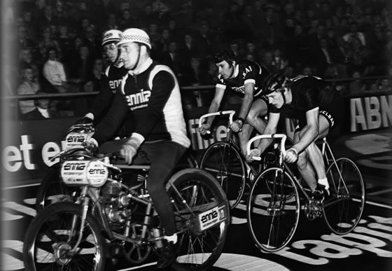 Leo Duyndam in duel met Eddy Merckx in de Zesdaagse van Rotterdam 1976