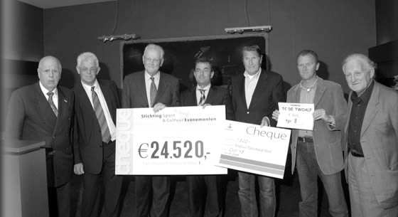 Vlnr: Henny Libregts, Albert van de Donk, Paul van Lammeren (voorzitter Stichting Fondswerving Hospice Francinus de Wind), Nol Kleingeld (burgemeester van Waalwijk), Peter Post, Eric Kooijmans (voorzitter TC de Twaolf), Koos Tacx. Het eindbedrag zou totaal 28.255 euro bedragen. Foto: Henk Theuns