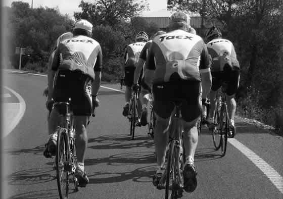 Het Tacxpeloton vanuit de volgauto.