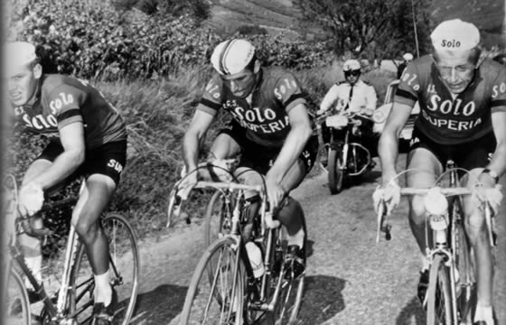 Rik van Looy (midden) ziet af in de Tour van 1965 (Foto: archief Wim van Eyle)