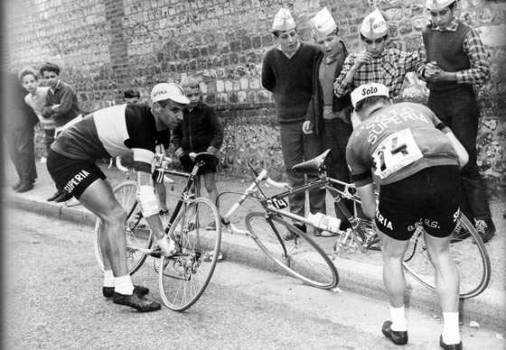 Edgard Sorgeloos staat zijn wiel af aan Rik van Looy tijdens het kampioenschap van Belgie 1962 (Foto: archief Y. Longuevielle)