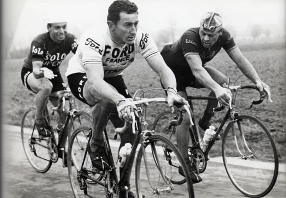 Vlnr: Rik van Looy, zijn eeuwige rivaal Willy Vannitsen en Thuur Decabooter in Gent - Wevelgem 1965 (Foto: archief Y. Longuevielle)