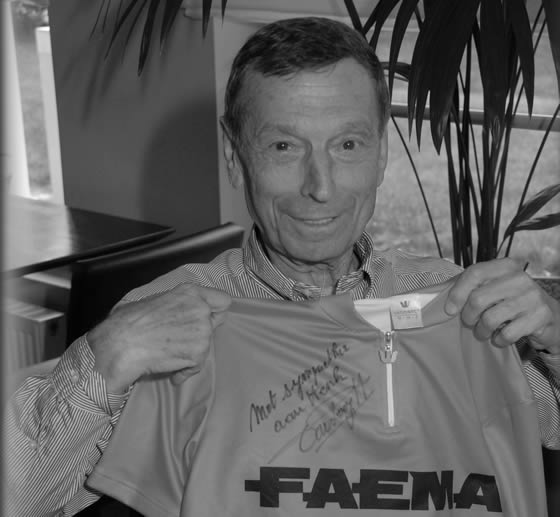 Rik van Looy signeert een shirt voor Henk Theuns. (Foto: Henk Theuns)