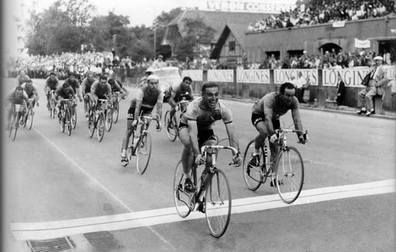 Wereldkampioen 1961 te Bern voor Nino Defilippis en Raymond Poulidor (Foto: archief Wim van Eyle)